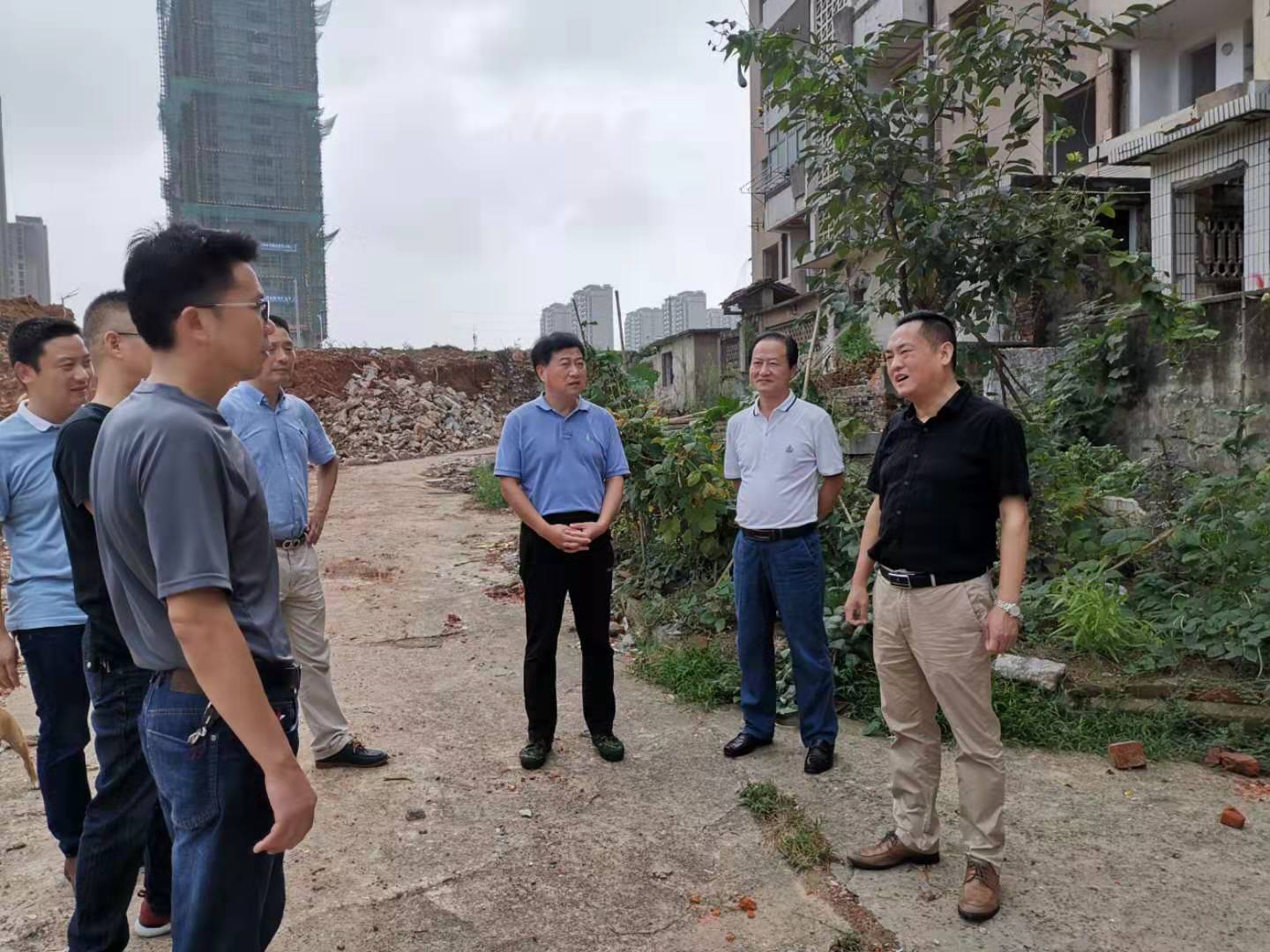 為加快方家沖、造紙廠和桂花園新安置區(qū)建設(shè)，2019年9月5日下，市城建集團(tuán)總經(jīng)理衛(wèi)民陪同市政府副秘書長劉陳寅深入項目建設(shè)現(xiàn)場，調(diào)度推進(jìn)安置區(qū)征遷工作.jpg