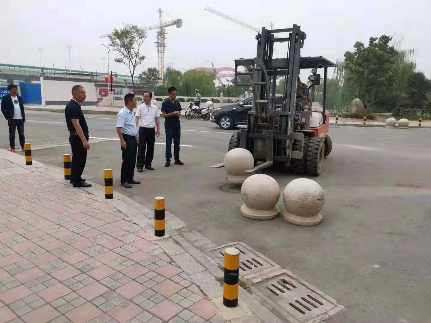 為向新中國(guó)成立七十周年獻(xiàn)禮，市城建集團(tuán)攻堅(jiān)克難，實(shí)現(xiàn)了北門棚改區(qū)域民生路10月1日零時(shí)順利通車。國(guó)慶假期，市城建集團(tuán)堅(jiān)持做好一線工作，在與交警部門共同做好民生路通車保障工作外，抓細(xì)節(jié)，抓落實(shí)，確保其他各項(xiàng)工作有序推進(jìn)。.jpg